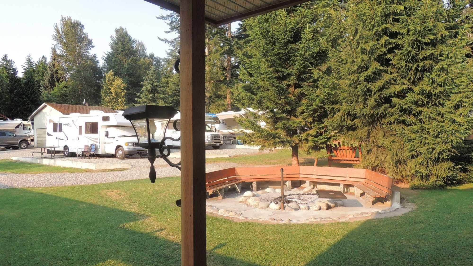 Viewpoint Rv & Cottages Salmon Arm Bagian luar foto